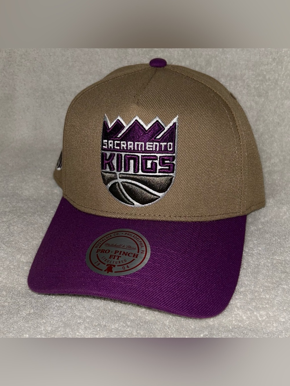 Sacramento Kings Mitchell & Ness Pro Pinch Fit Snapback – Tan/Purple